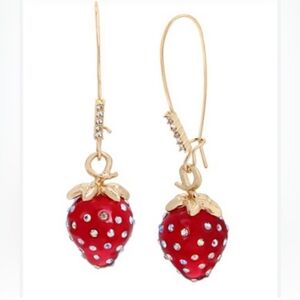 🍓🔹️ Betsey Johnson🔹️ Red Strawberry Dangle Earrings in Red & Gold✨️🍓